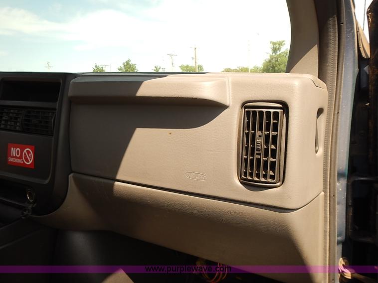 image for item E7797 2003 Chevrolet Express 2500 Cargo van