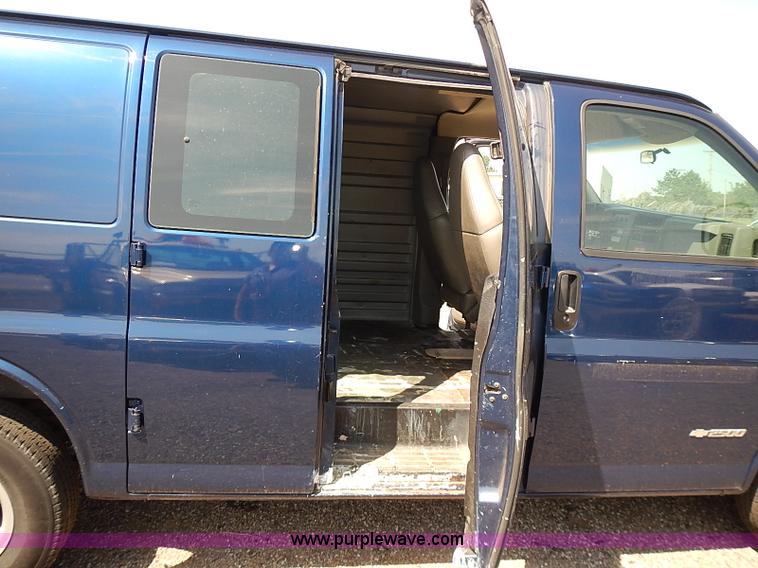 image for item E7797 2003 Chevrolet Express 2500 Cargo van
