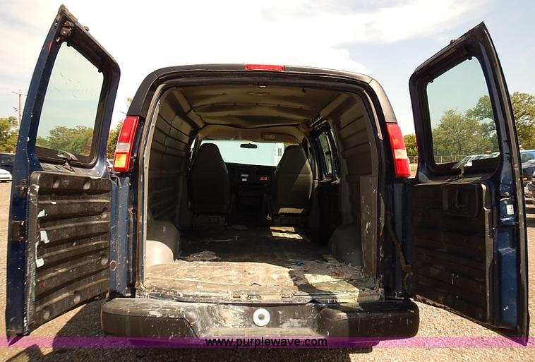 image for item E7797 2003 Chevrolet Express 2500 Cargo van
