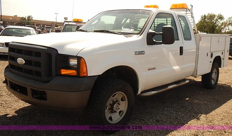 image for item E7798 2006 Ford F250 Super Duty SuperCab utility truck