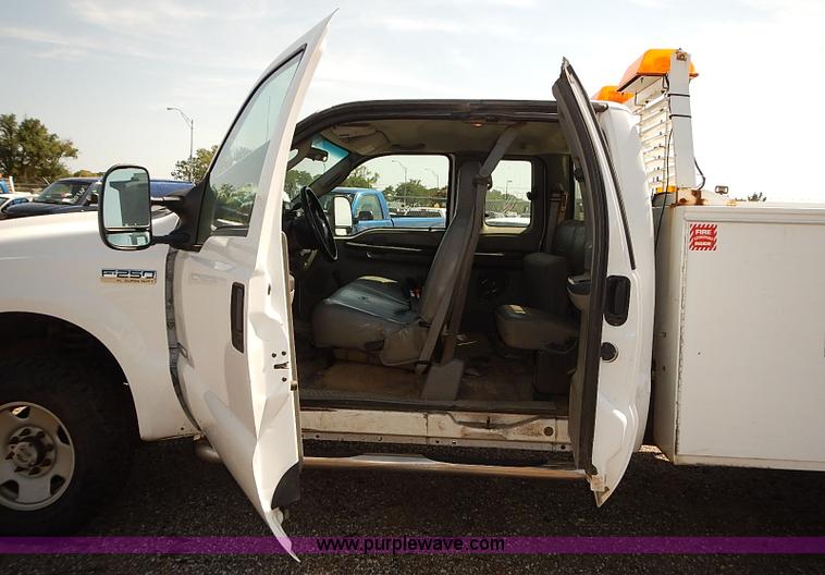 image for item E7798 2006 Ford F250 Super Duty SuperCab utility truck