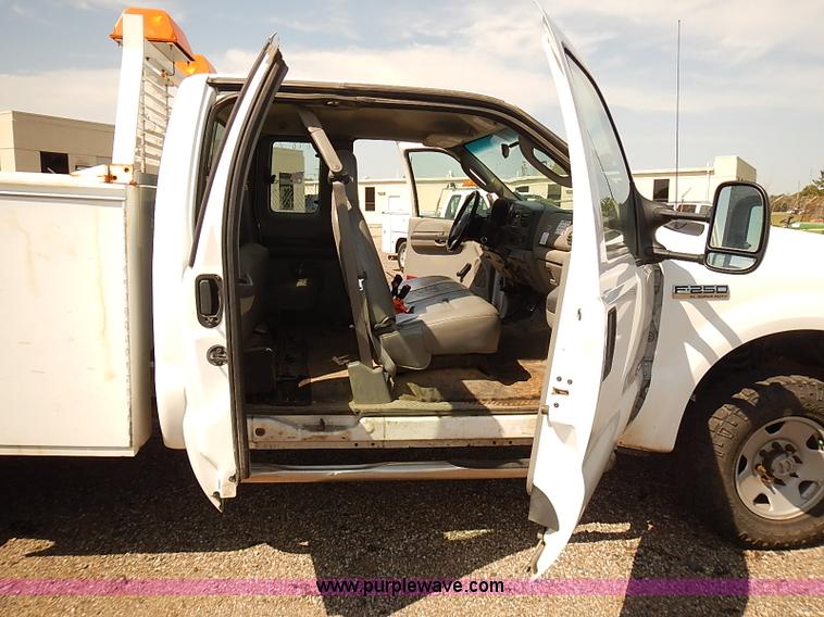 image for item E7798 2006 Ford F250 Super Duty SuperCab utility truck