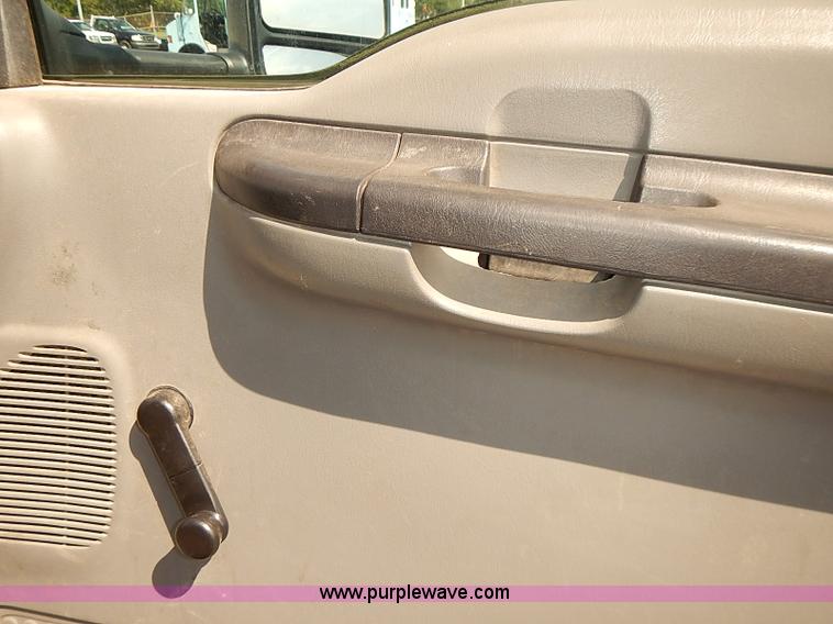 image for item E7798 2006 Ford F250 Super Duty SuperCab utility truck