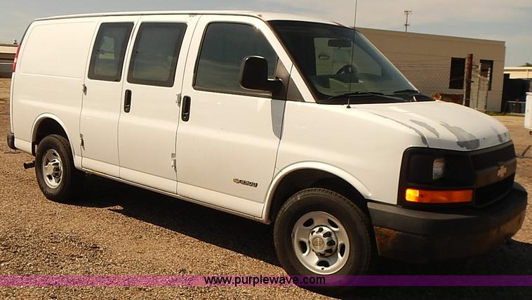 image for item E7799 2005 Chevrolet Express 2500 Cargo van