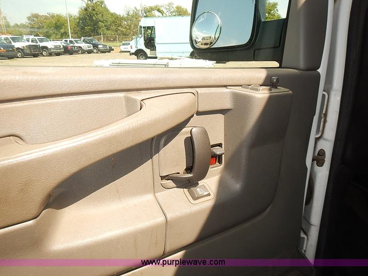 image for item E7799 2005 Chevrolet Express 2500 Cargo van