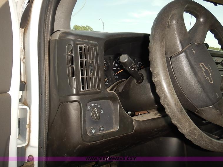 image for item E7799 2005 Chevrolet Express 2500 Cargo van