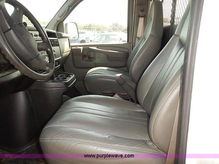 image for item E7799 2005 Chevrolet Express 2500 Cargo van