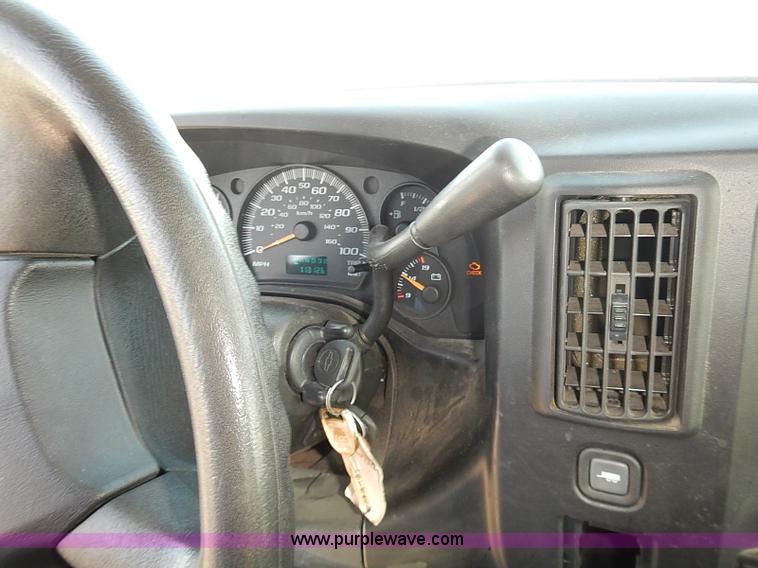 image for item E7799 2005 Chevrolet Express 2500 Cargo van