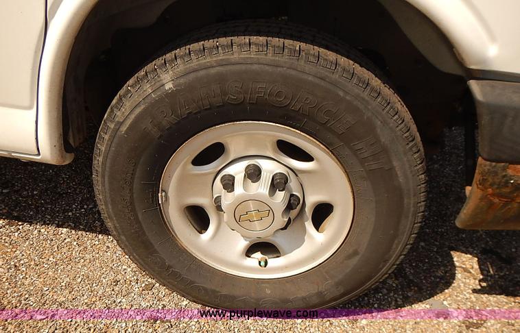 image for item E7799 2005 Chevrolet Express 2500 Cargo van