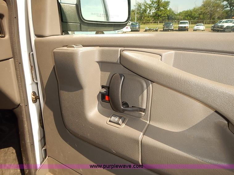 image for item E7799 2005 Chevrolet Express 2500 Cargo van