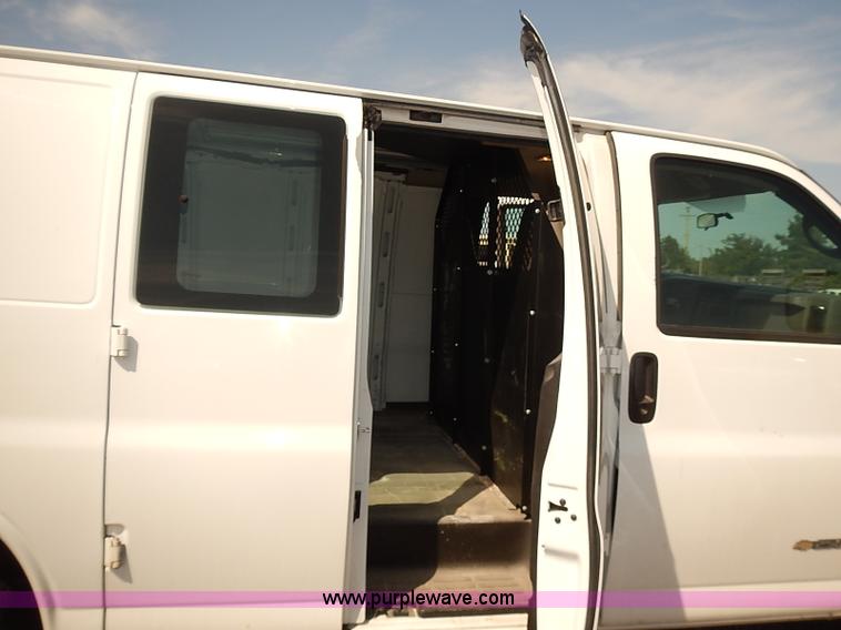 image for item E7799 2005 Chevrolet Express 2500 Cargo van