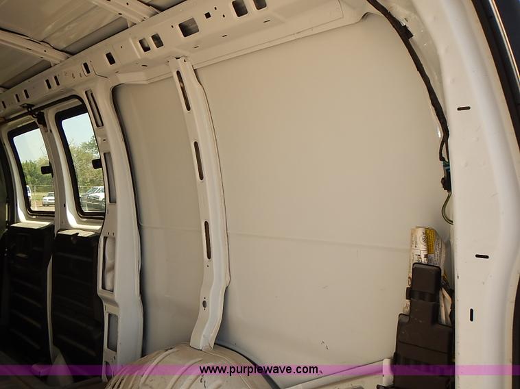 image for item E7799 2005 Chevrolet Express 2500 Cargo van