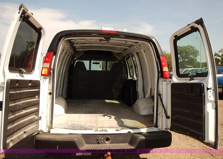 image for item E7799 2005 Chevrolet Express 2500 Cargo van