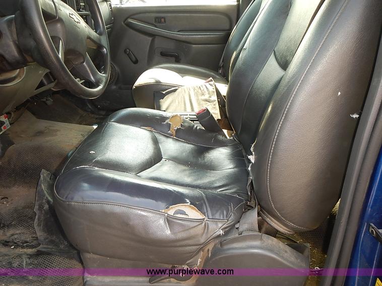 image for item E7800 2003 Chevrolet Silverado 3500 flatbed stake side truck