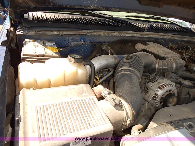 image for item E7800 2003 Chevrolet Silverado 3500 flatbed stake side truck