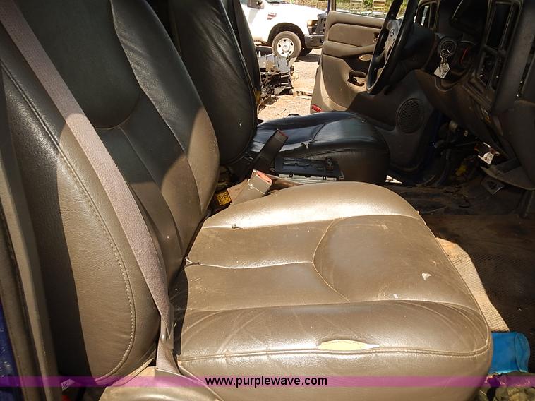 image for item E7800 2003 Chevrolet Silverado 3500 flatbed stake side truck