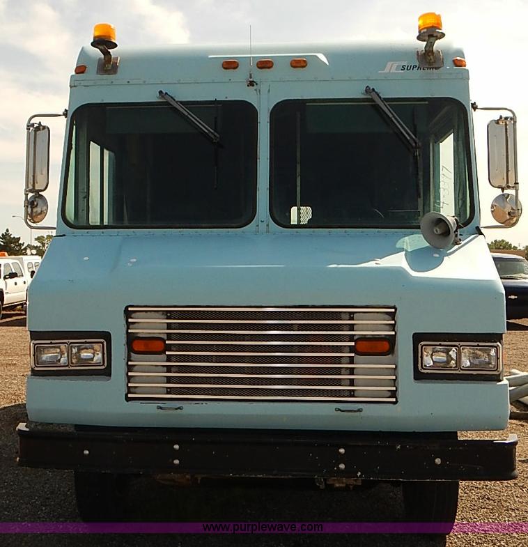 image for item E7805 1998 Chevrolet P30 Supreme step van