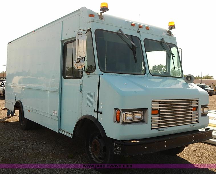 image for item E7805 1998 Chevrolet P30 Supreme step van