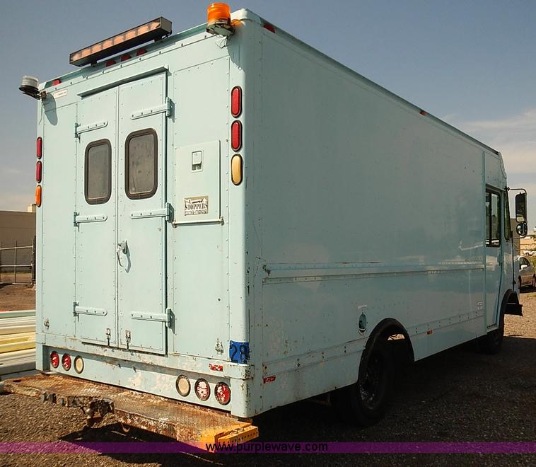 image for item E7805 1998 Chevrolet P30 Supreme step van