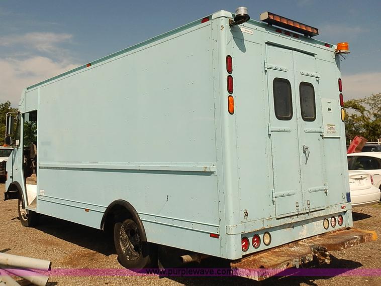 image for item E7805 1998 Chevrolet P30 Supreme step van