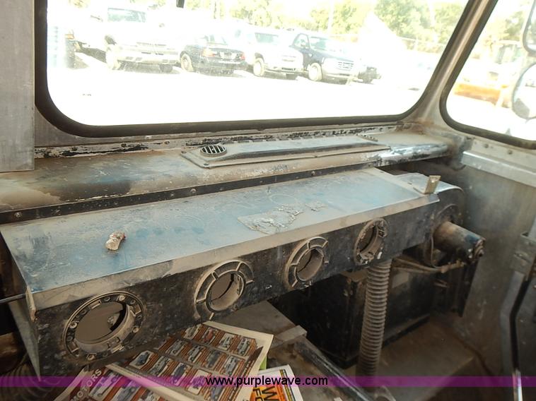 image for item E7805 1998 Chevrolet P30 Supreme step van