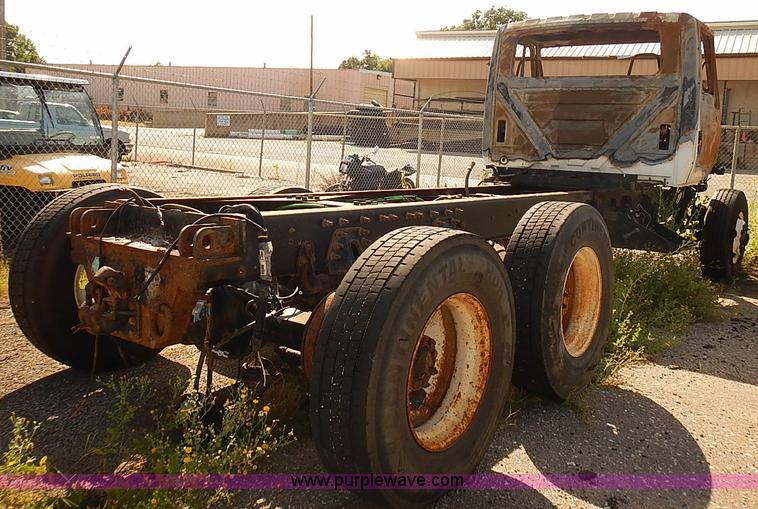 image for item E7809 2008 International 7400SFA truck cab and chassis