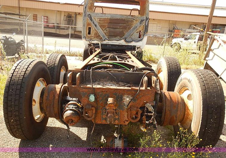 image for item E7809 2008 International 7400SFA truck cab and chassis