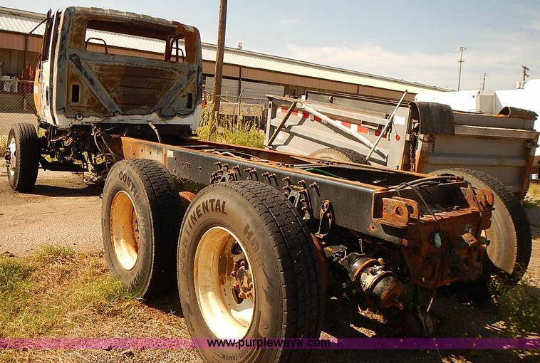 image for item E7809 2008 International 7400SFA truck cab and chassis