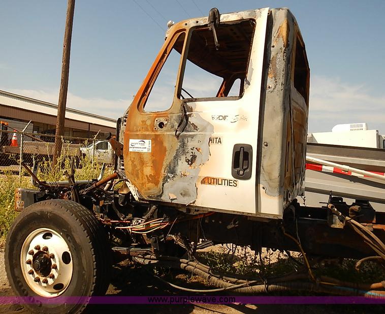 image for item E7809 2008 International 7400SFA truck cab and chassis