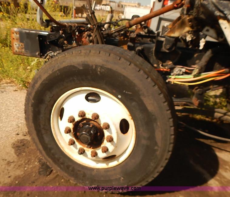 image for item E7809 2008 International 7400SFA truck cab and chassis