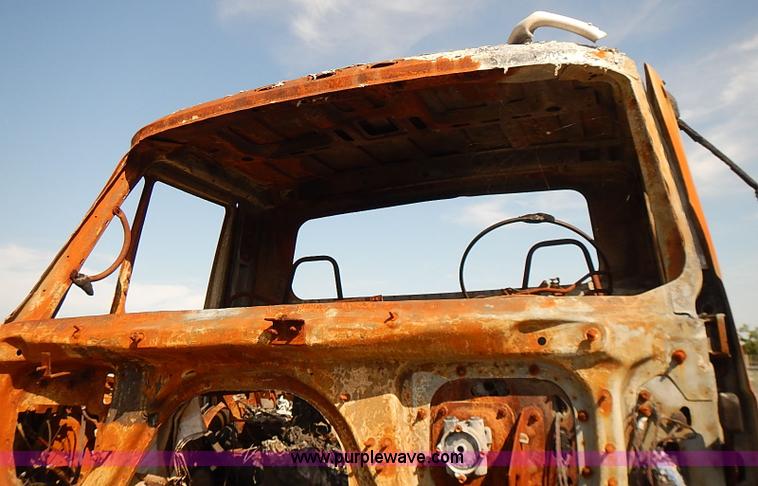 image for item E7809 2008 International 7400SFA truck cab and chassis