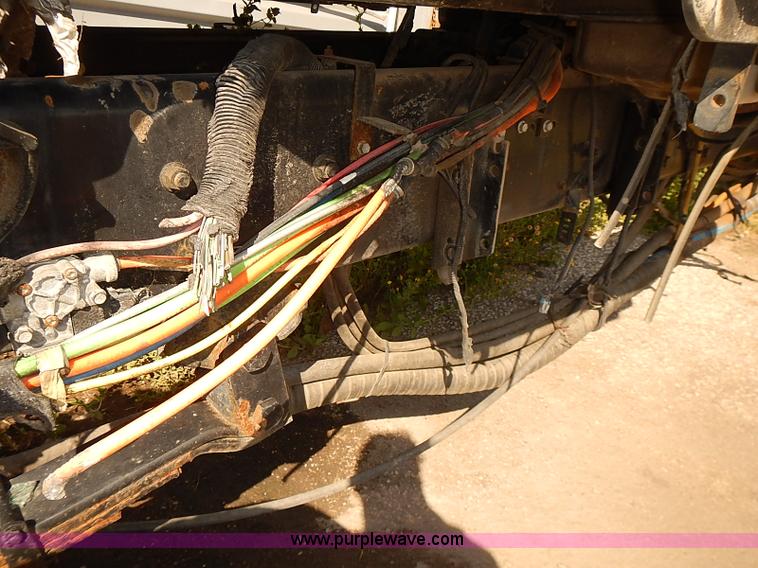 image for item E7809 2008 International 7400SFA truck cab and chassis