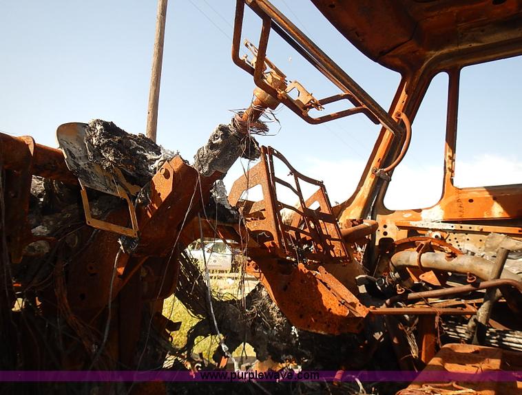 image for item E7809 2008 International 7400SFA truck cab and chassis