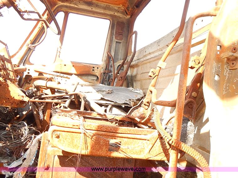 image for item E7809 2008 International 7400SFA truck cab and chassis