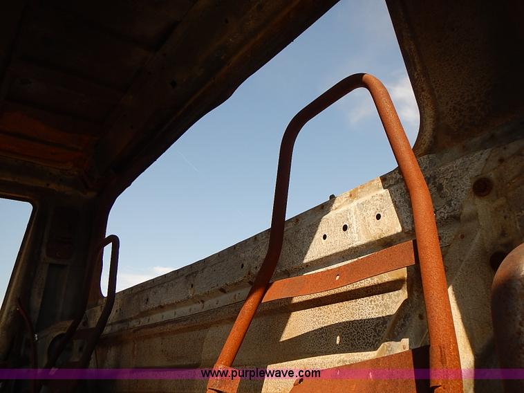 image for item E7809 2008 International 7400SFA truck cab and chassis