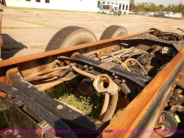 image for item E7809 2008 International 7400SFA truck cab and chassis