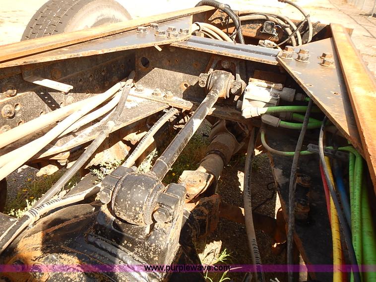 image for item E7809 2008 International 7400SFA truck cab and chassis