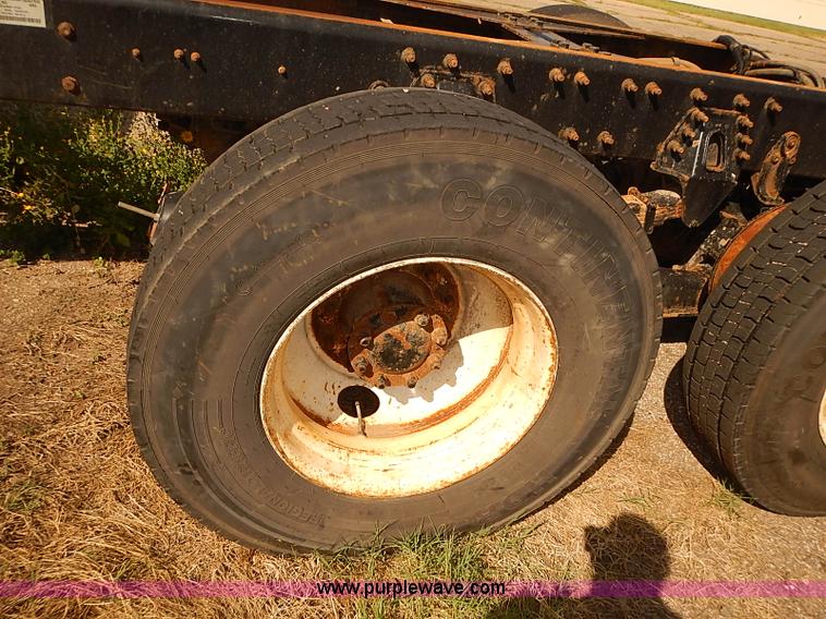 image for item E7809 2008 International 7400SFA truck cab and chassis