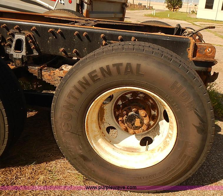 image for item E7809 2008 International 7400SFA truck cab and chassis