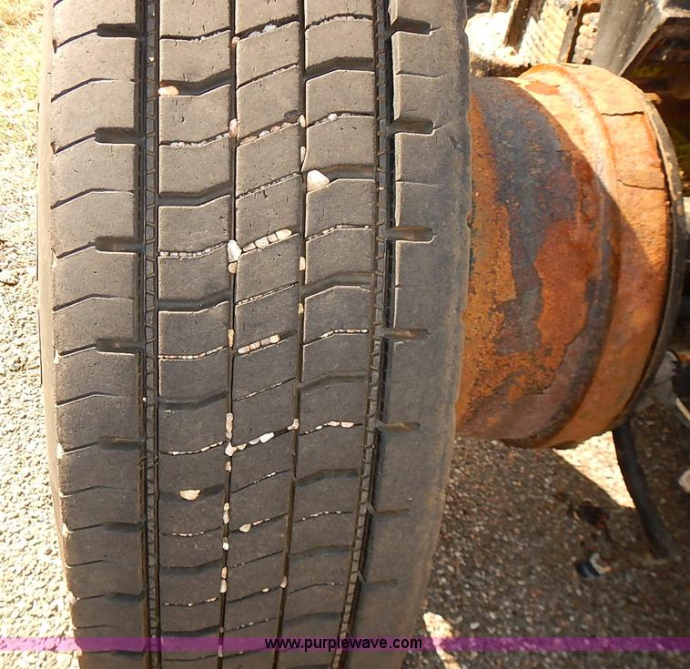 image for item E7809 2008 International 7400SFA truck cab and chassis