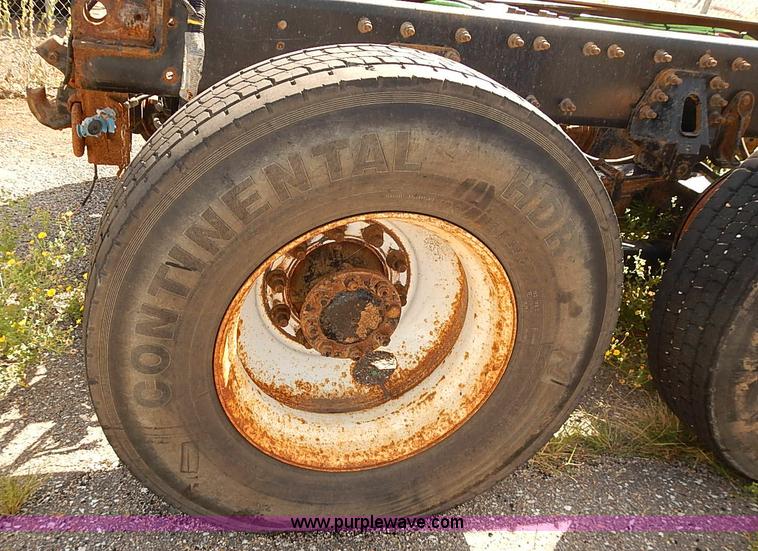 image for item E7809 2008 International 7400SFA truck cab and chassis