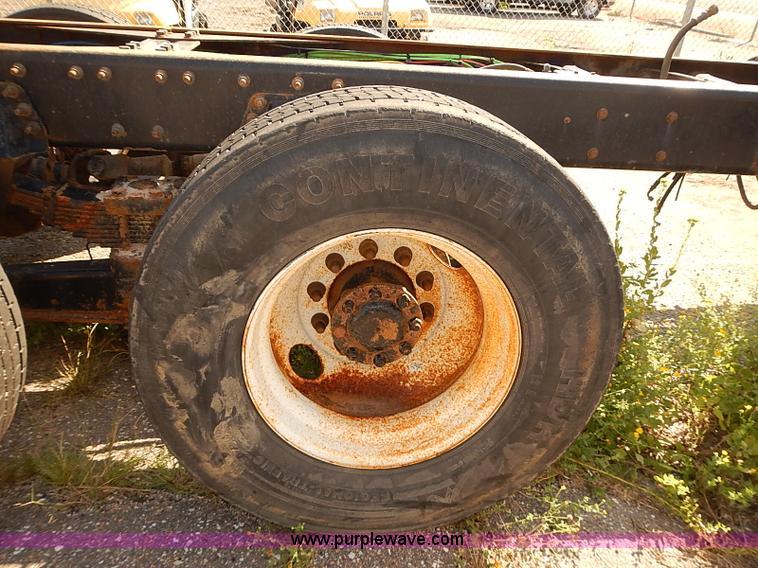 image for item E7809 2008 International 7400SFA truck cab and chassis