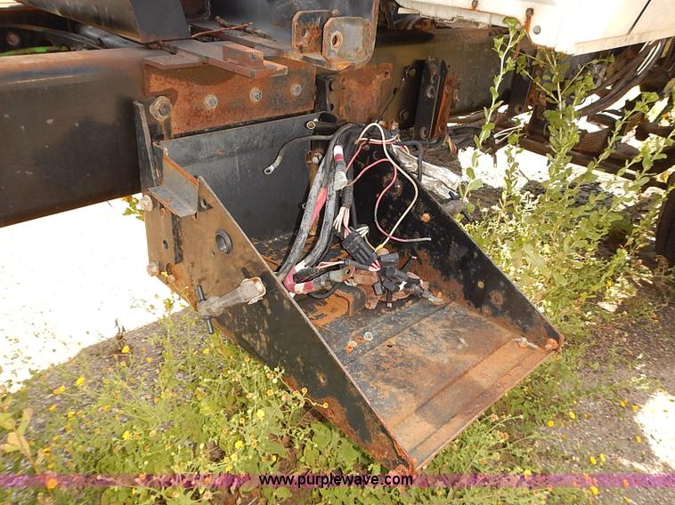 image for item E7809 2008 International 7400SFA truck cab and chassis