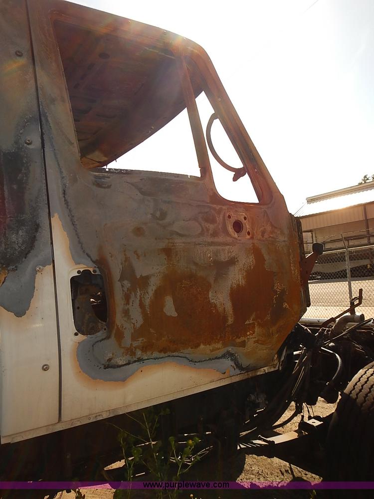 image for item E7809 2008 International 7400SFA truck cab and chassis