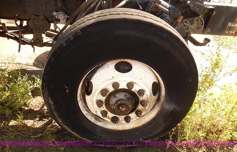 image for item E7809 2008 International 7400SFA truck cab and chassis