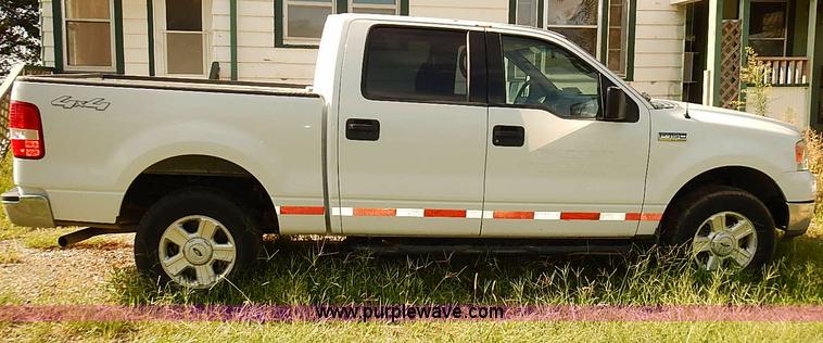 image for item E7812 2004 Ford F150 XLT SuperCrew pickup truck