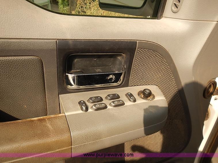 image for item E7812 2004 Ford F150 XLT SuperCrew pickup truck