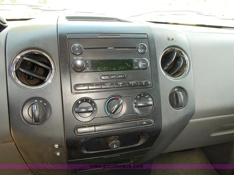 image for item E7812 2004 Ford F150 XLT SuperCrew pickup truck