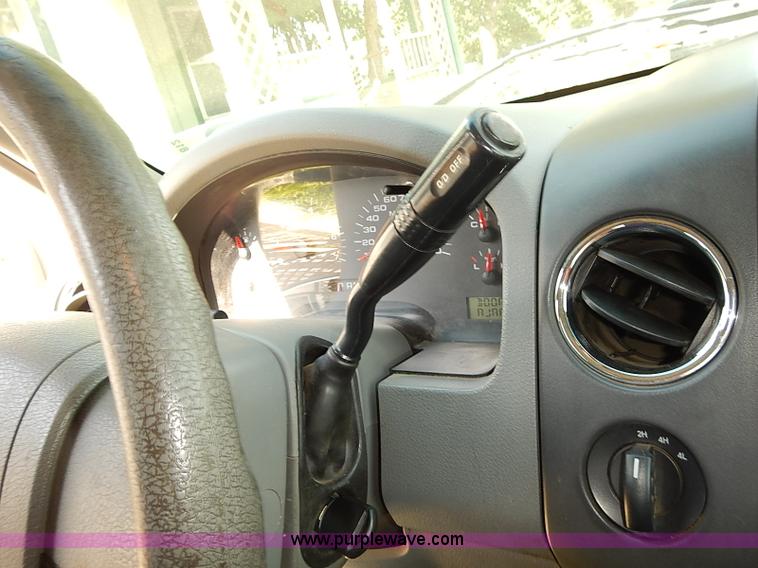 image for item E7812 2004 Ford F150 XLT SuperCrew pickup truck