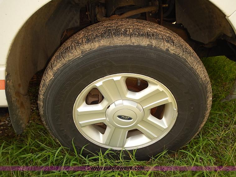 image for item E7812 2004 Ford F150 XLT SuperCrew pickup truck